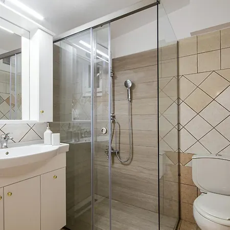 La Vista - 5 Bds, 2 Private Swimming Pools, Stunning Sea Views Only 10 Minutes From Corfu Town's Centre Willa